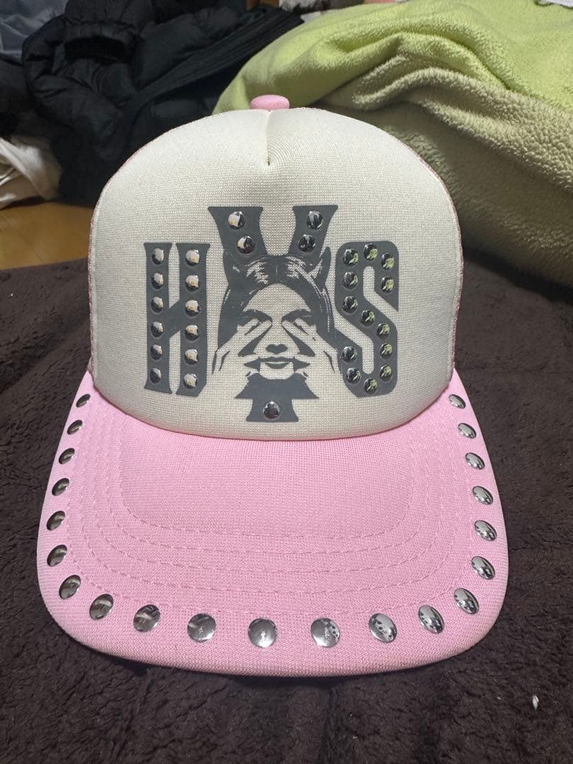 ぬ*て様 ピンクメッシュキャップ スタッズ付き