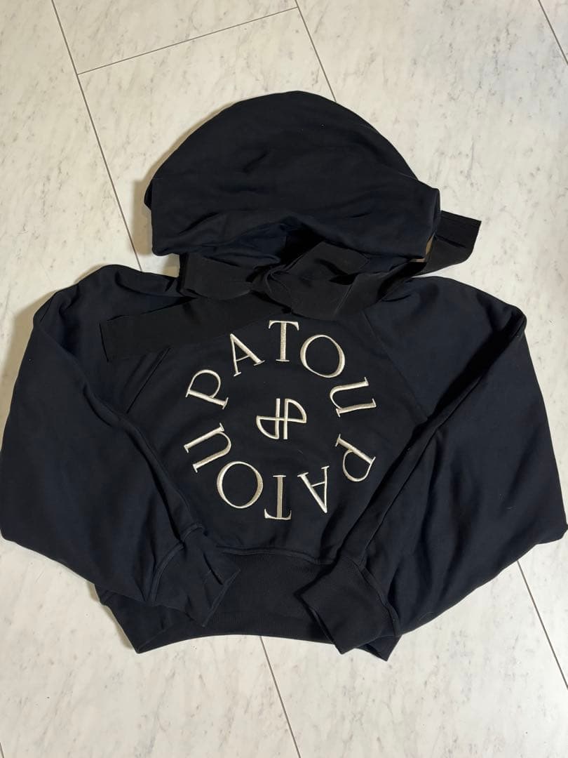 PATOU オーガニックコットン メダリオンフーディ