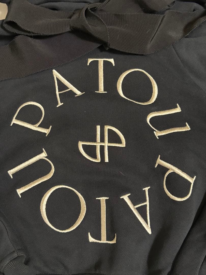 PATOU オーガニックコットン メダリオンフーディ