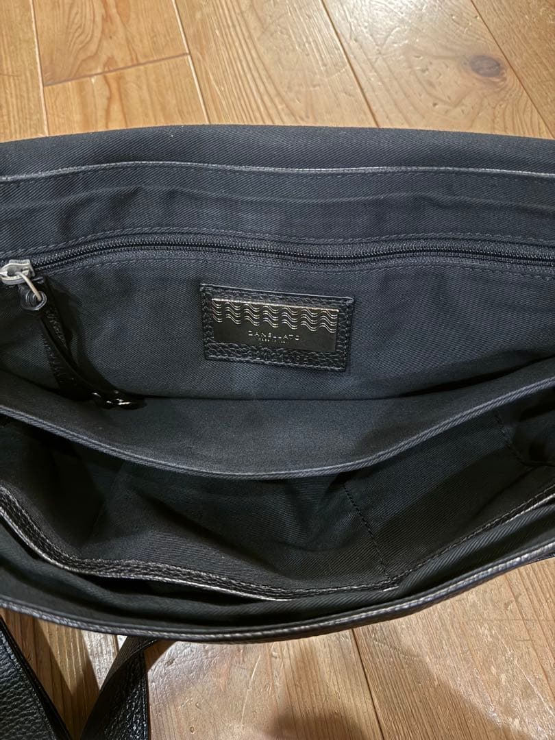 ザネラート 黒レザーショルダーバッグ