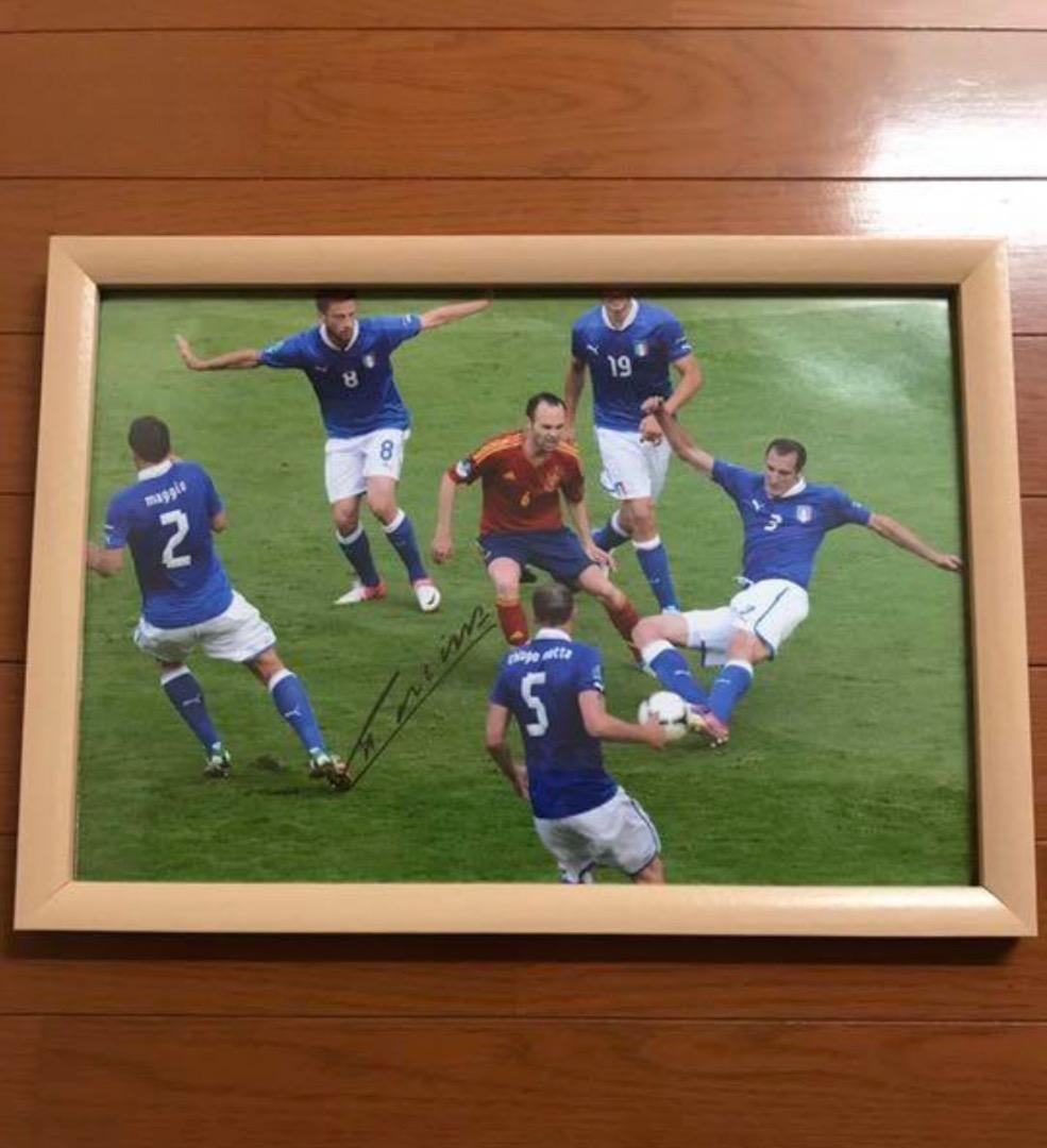 イニエスタ サイン入り サッカー写真