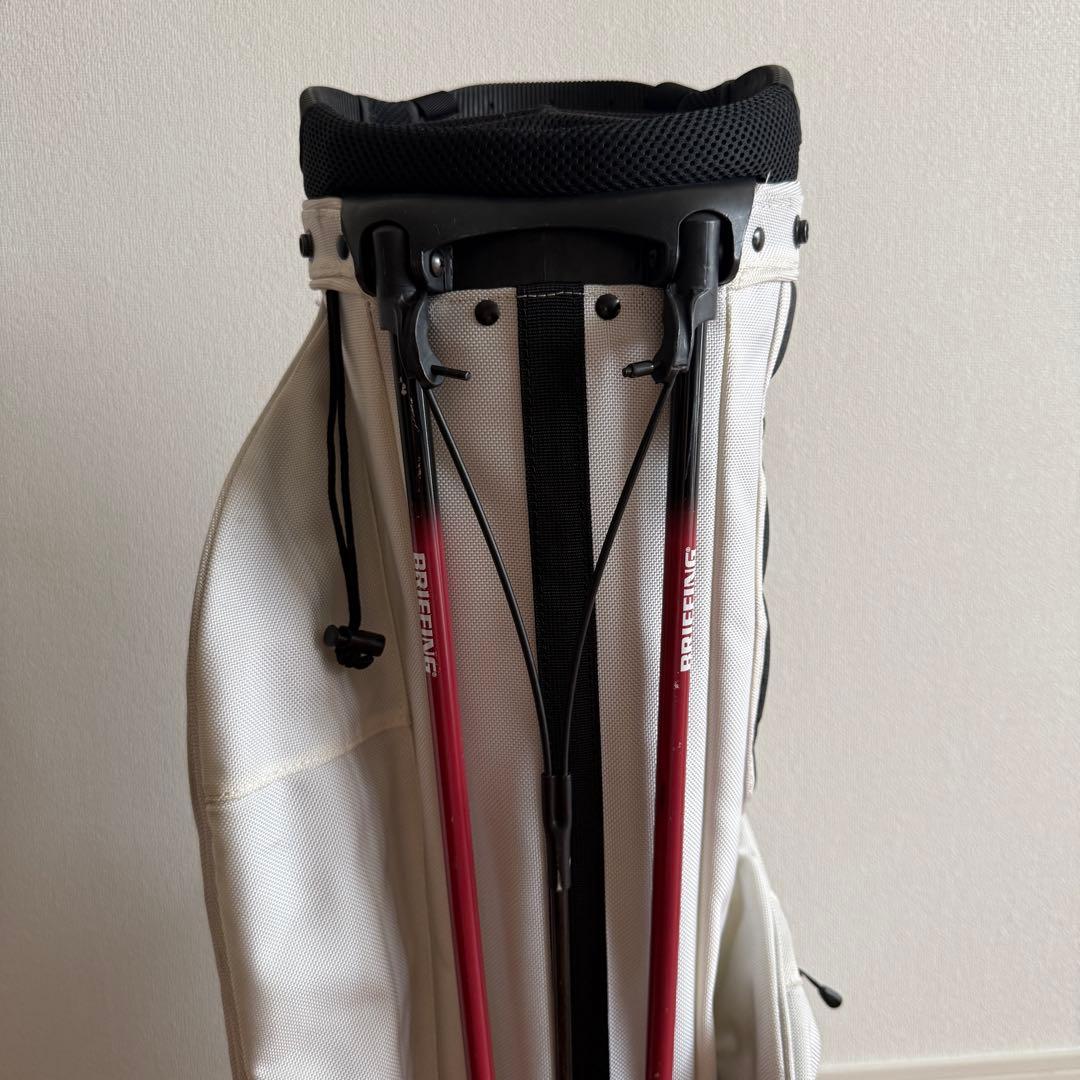 ビームスコラボ　ブリーフィング　キャディバッグ　軽量　白　黒　スタンド式　ゴルフ