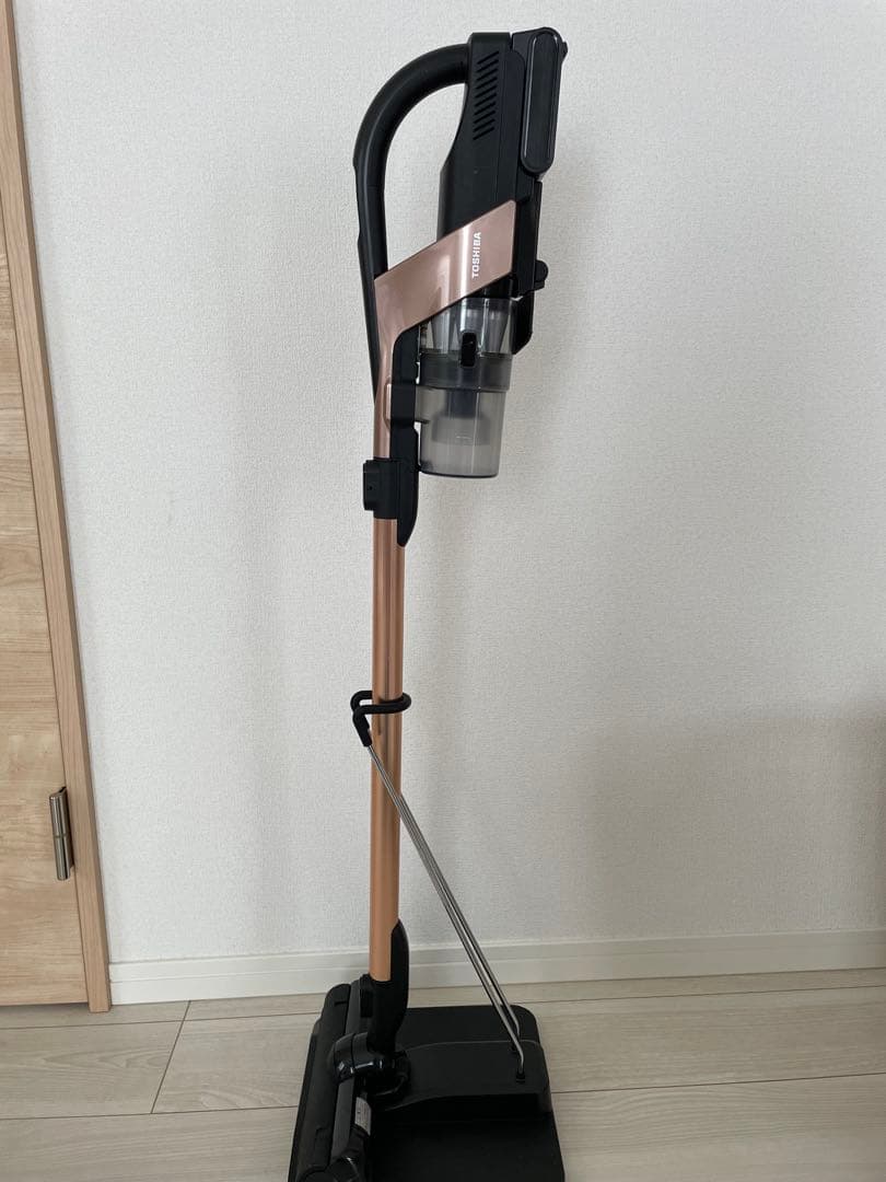 掃除機　コードレスクリーナー　TOSHIBA 2021年
