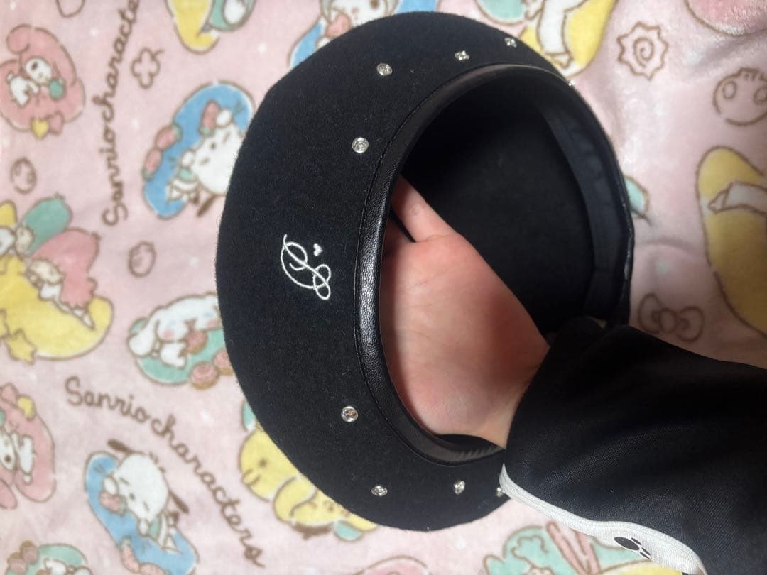 pium ロゴビジュースタッズベレー帽 ブラック