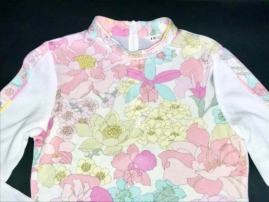 レオナール★スパンコール付き 上品トップス 38 白地にピンク系の花柄