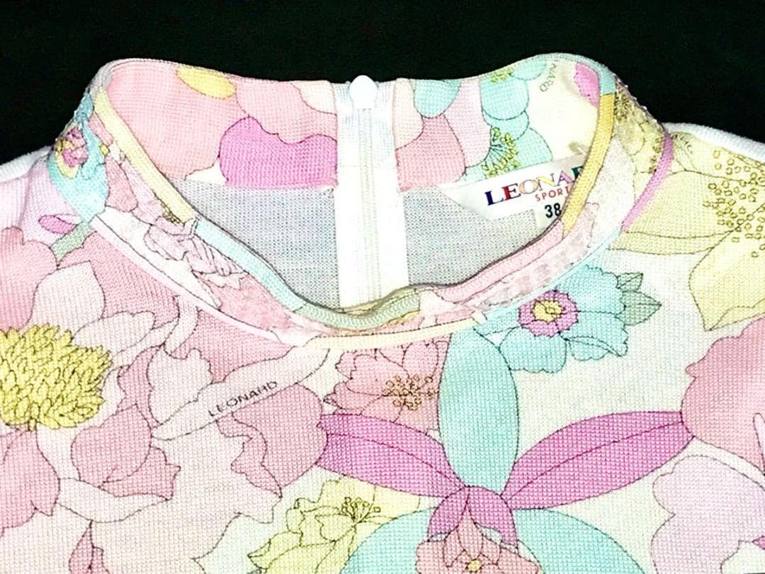 レオナール★スパンコール付き 上品トップス 38 白地にピンク系の花柄
