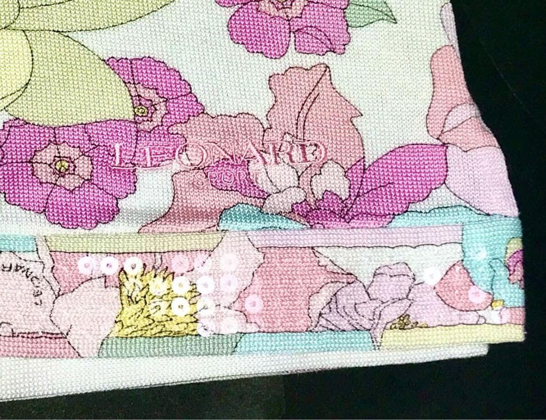 レオナール★スパンコール付き 上品トップス 38 白地にピンク系の花柄