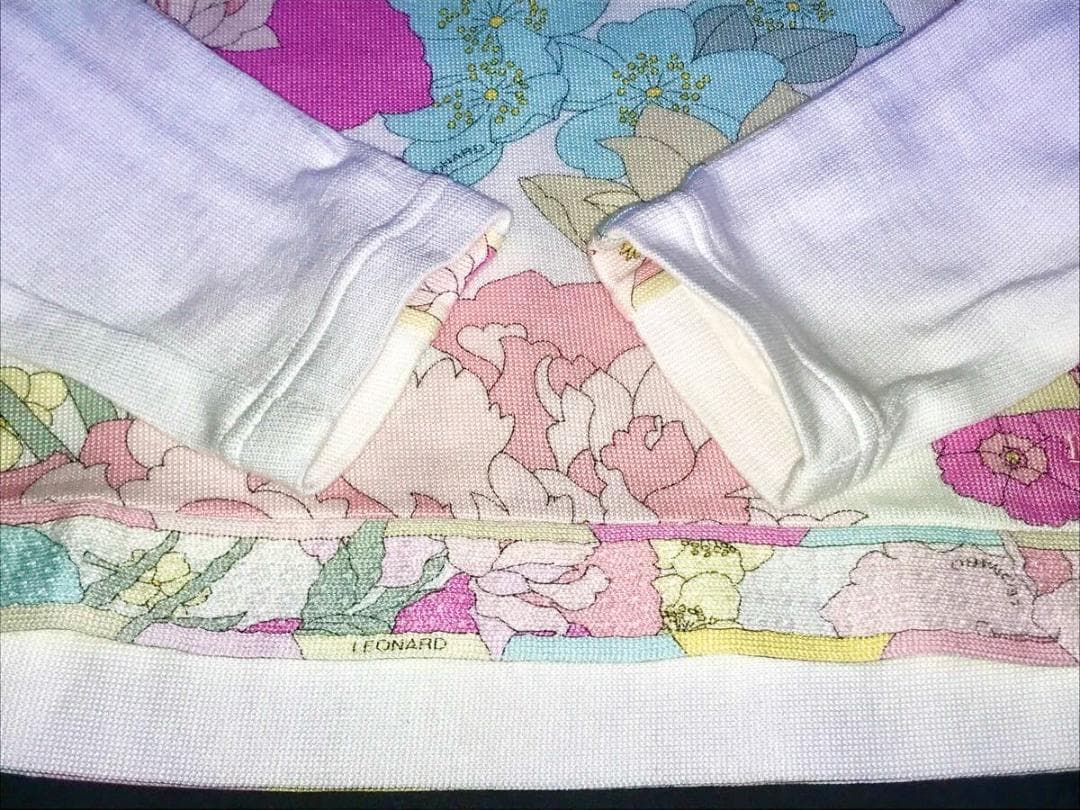 レオナール★スパンコール付き 上品トップス 38 白地にピンク系の花柄