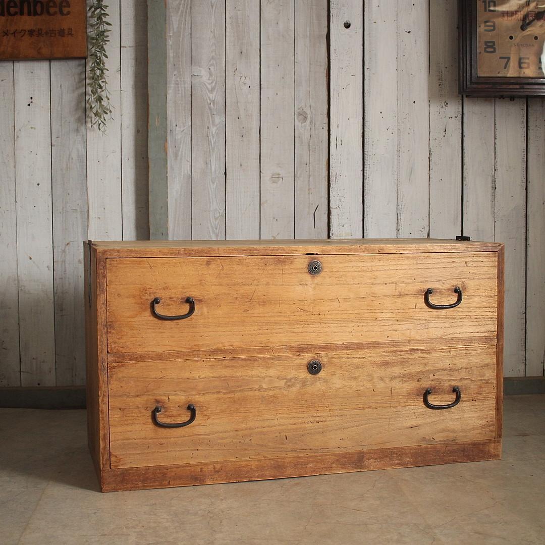 古く味のある木製の引き出し2段　チェスト　桐箪笥　タンス　古家具　古民家