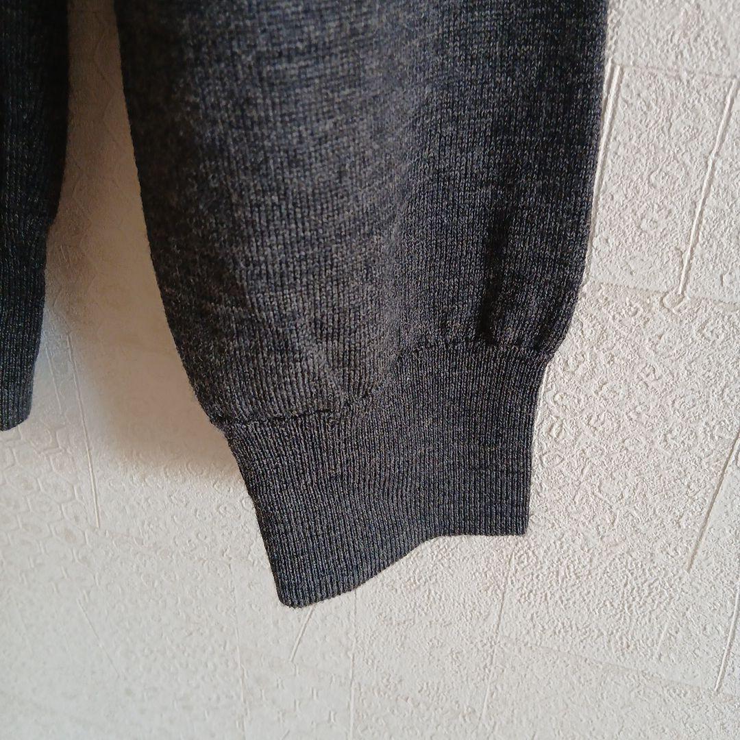 ダークグレー クルーネックセーター