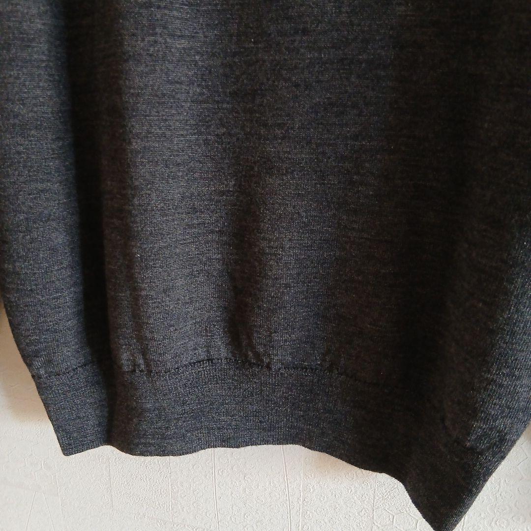 ダークグレー クルーネックセーター