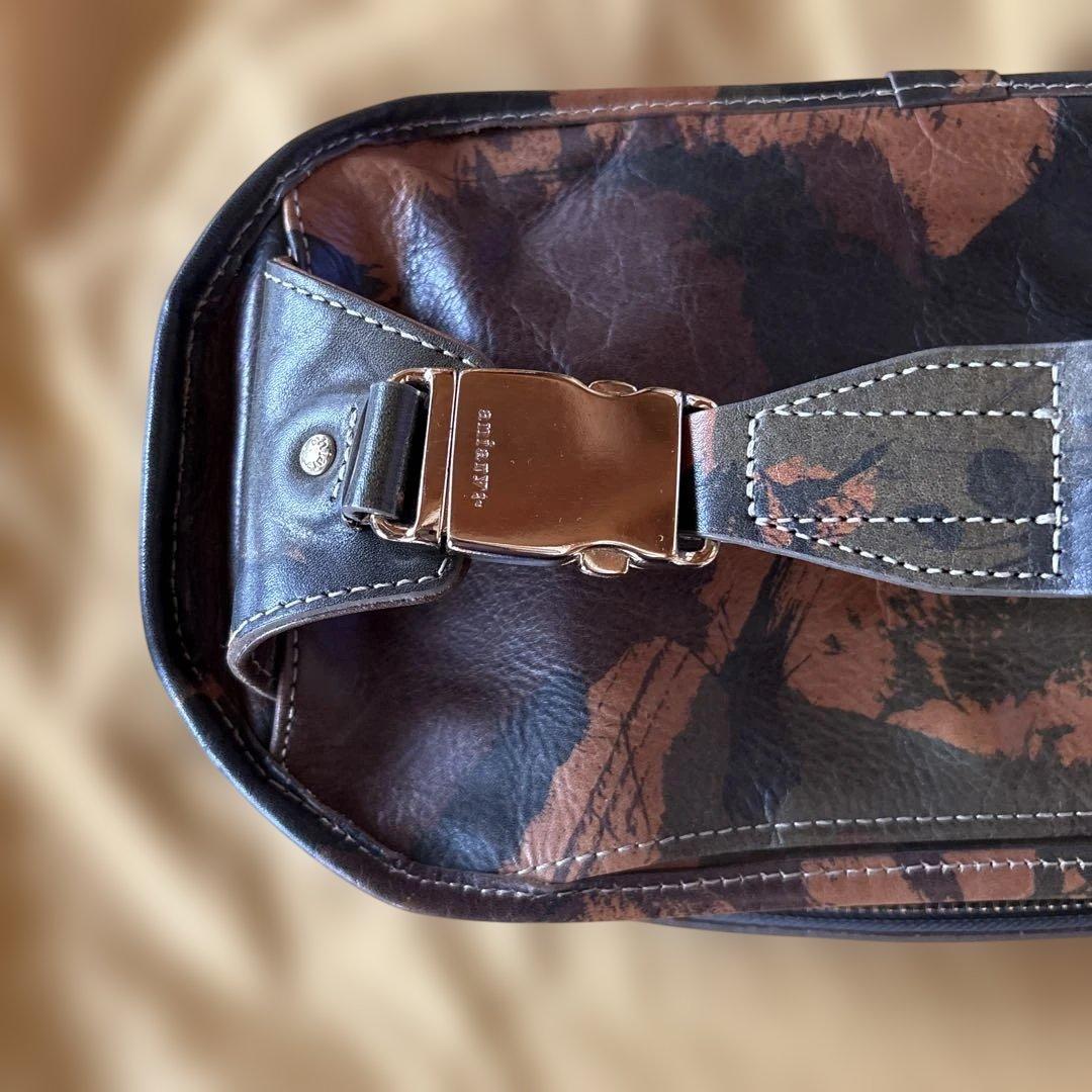 アニアリ　迷彩柄ボディバック