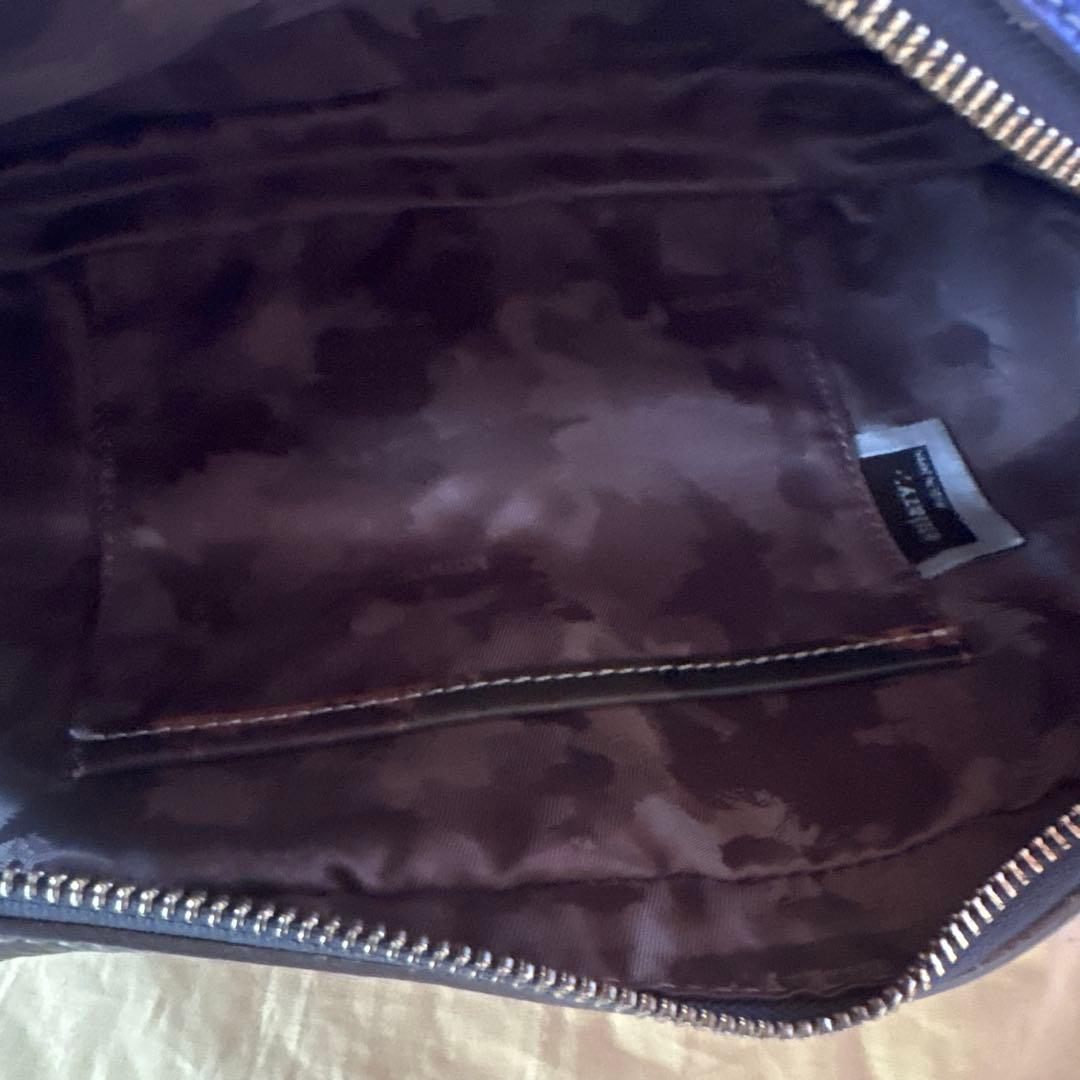 アニアリ　迷彩柄ボディバック