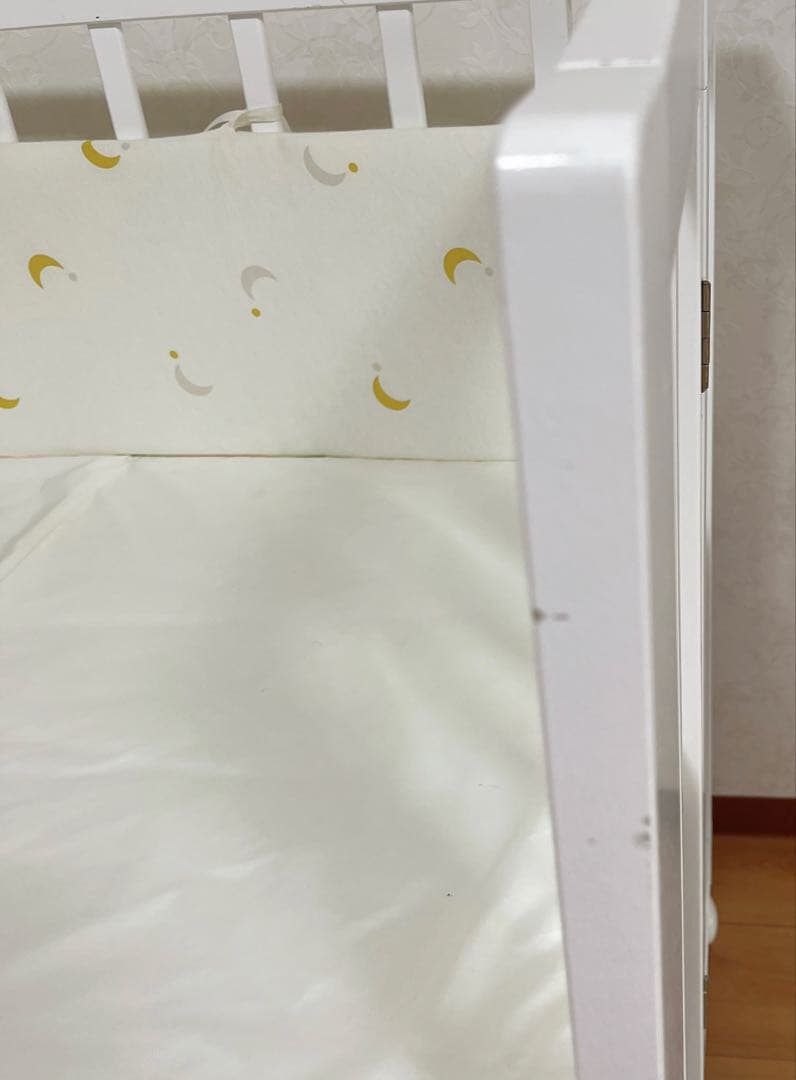 ホワイト木製ベビーベッド キャスター付き