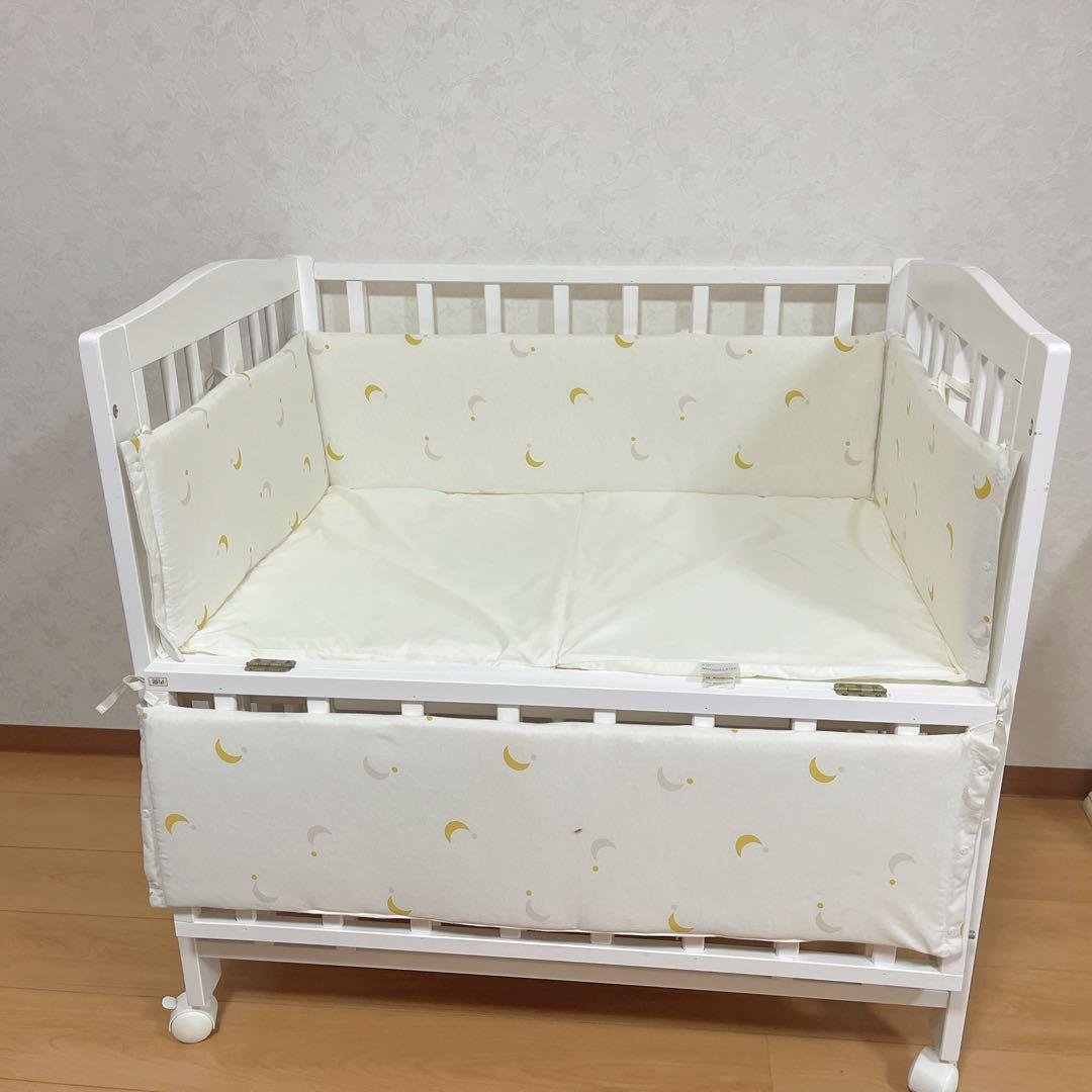 ホワイト木製ベビーベッド キャスター付き