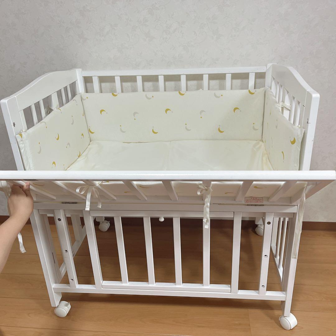 ホワイト木製ベビーベッド キャスター付き
