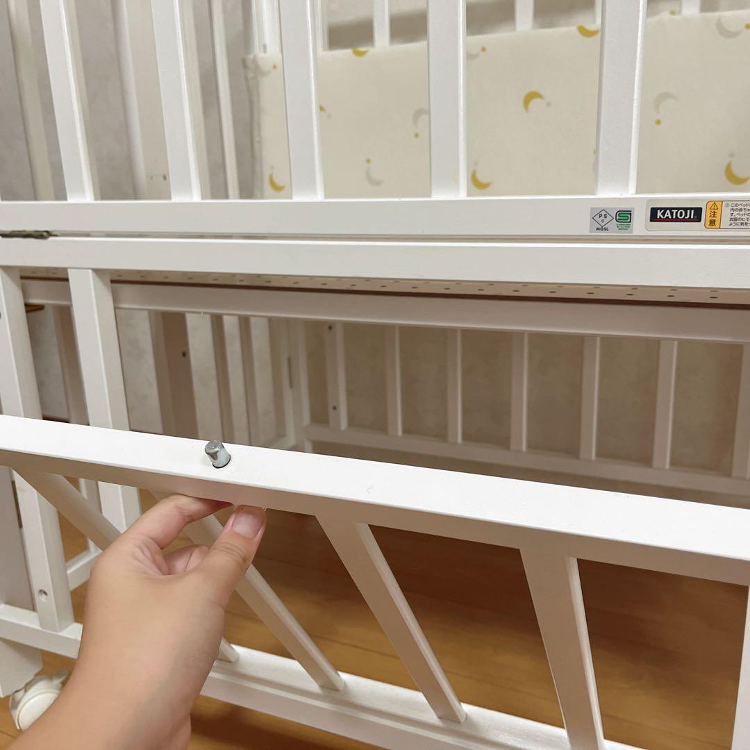 ホワイト木製ベビーベッド キャスター付き