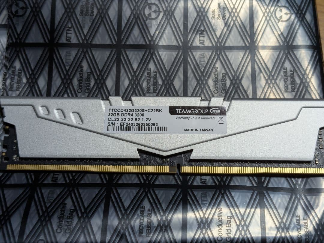 メモリー Team 32GB DDR4 3200 TTCCD432G3200HC22BK