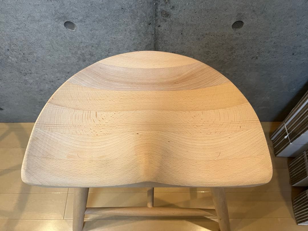 木製スツール 曲線状の座面