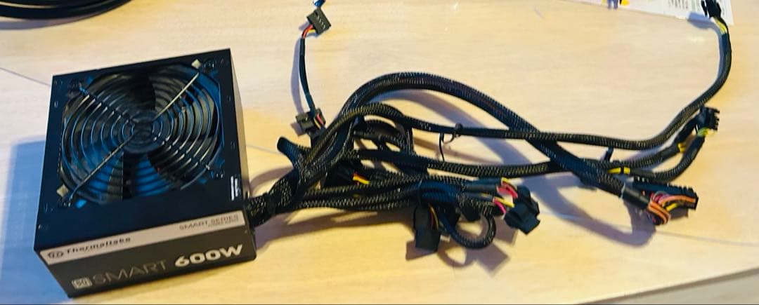 電源ユニット THERMAITAKE SMART600w