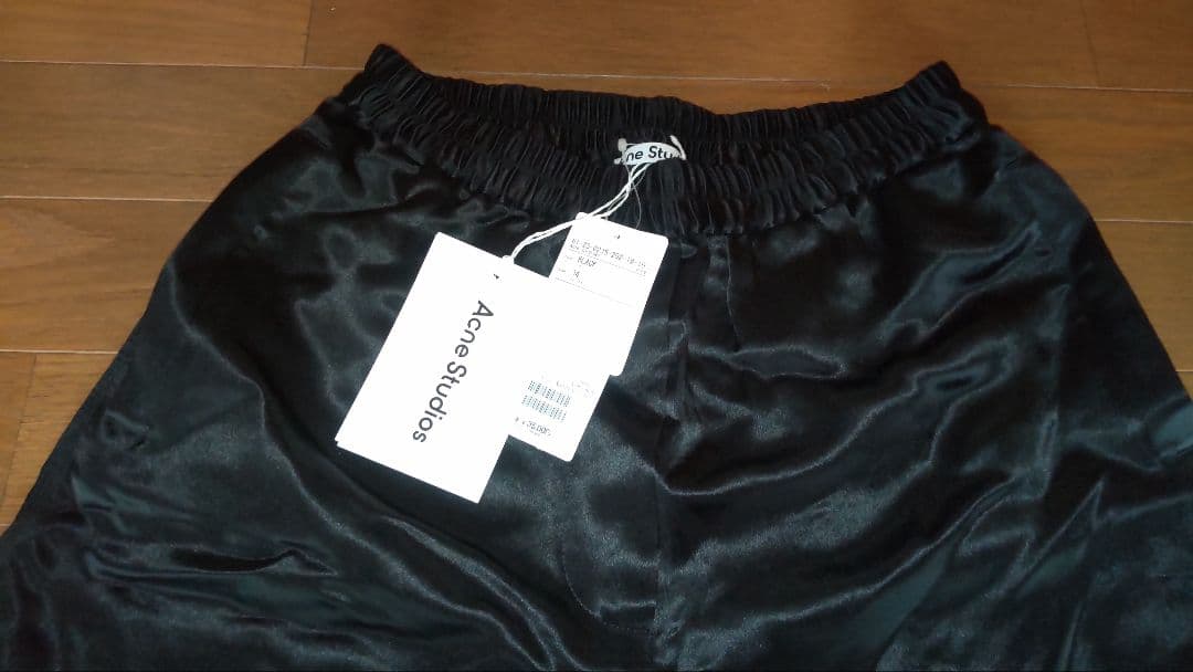 【新品・未使用】Acne Studios 黒 サテン ショートパンツ