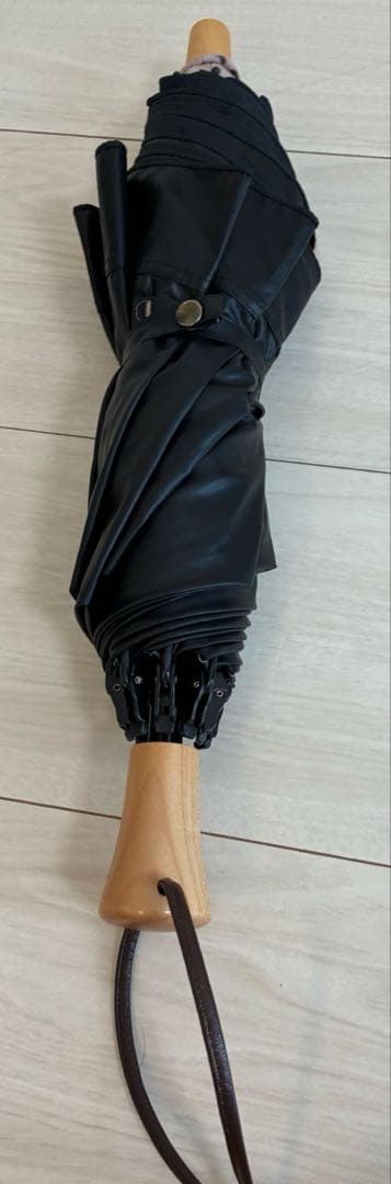 サンバリア　折りたたみ日傘　二段折　コンビ　ピンク✖️ブラック　木ストレート手元