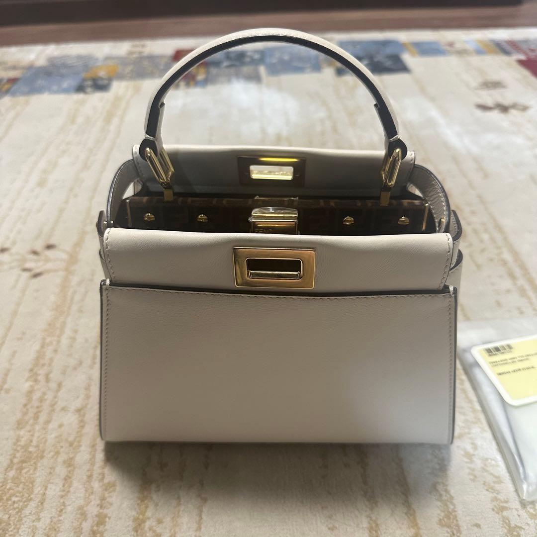 【新品未使用】フェンディ ピーカブー ミニ　ハンドバッグ　ホワイト