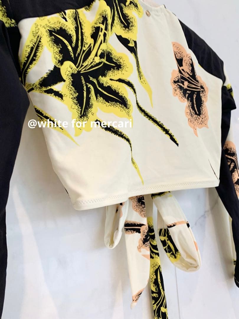 新品未使用 アメリカ購入 NYリゾートコレクション 百合の花ラッシュガード