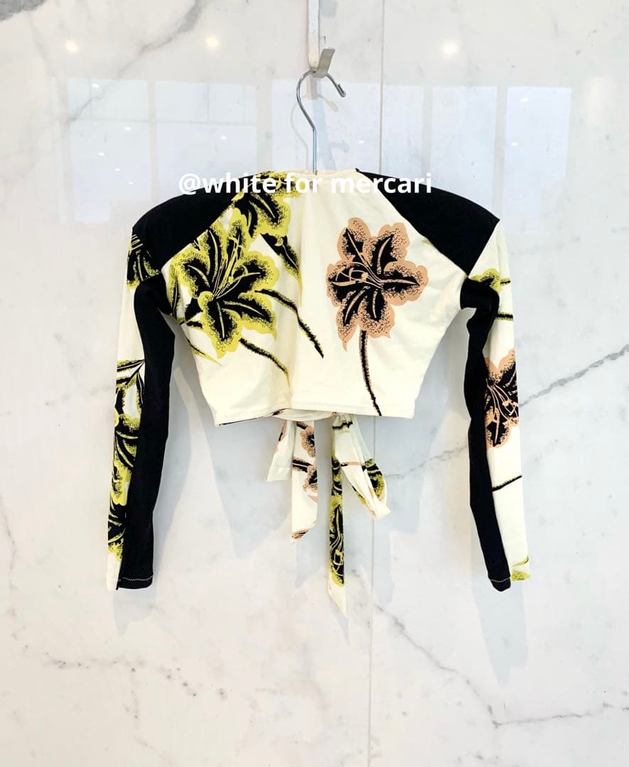 新品未使用 アメリカ購入 NYリゾートコレクション 百合の花ラッシュガード