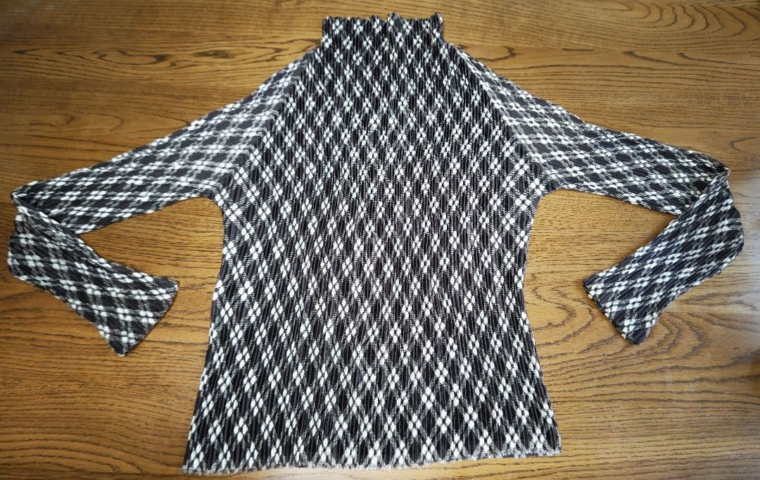 希少　イッセイミヤケ　プリーツ　トップス　ほぼフリーサイズ