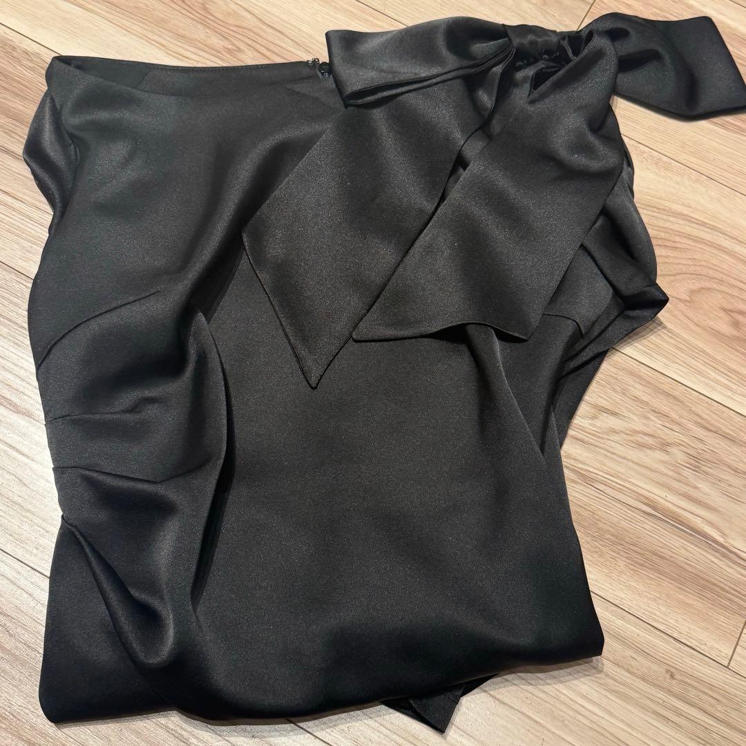 ERADIE ショルダーリボンサテンドレープワンピース