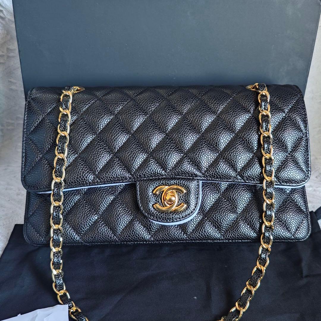 キルティングデザインのブラックレザーショルダーバッグ、ゴールドチェーン付き