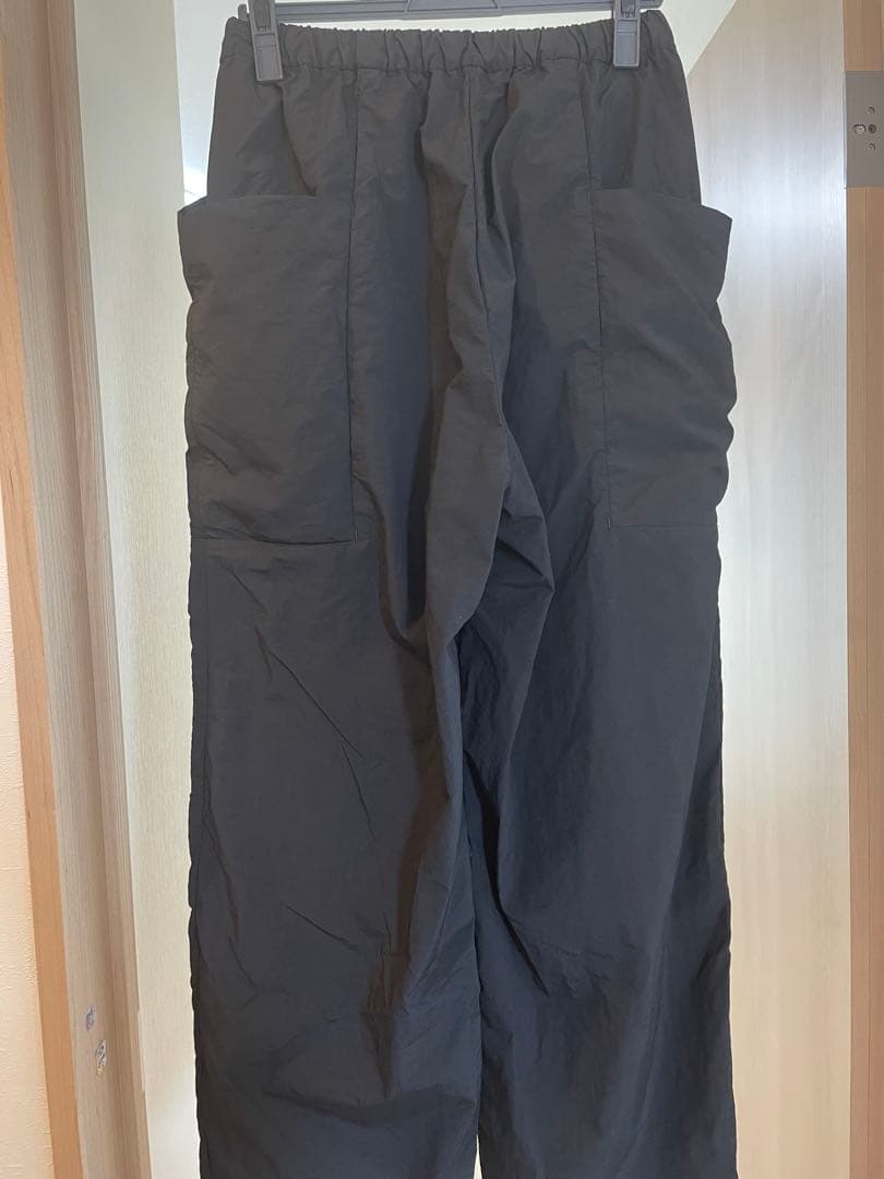 テアトラ　ブラック　パンツ