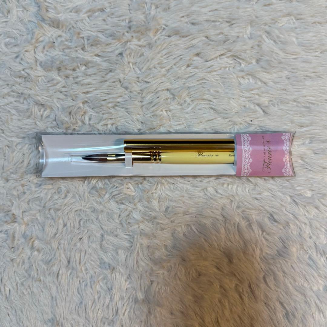 Fleurir（フルーリア）⭐︎スカルプチュアブラシ　イエロー (キャップ付)