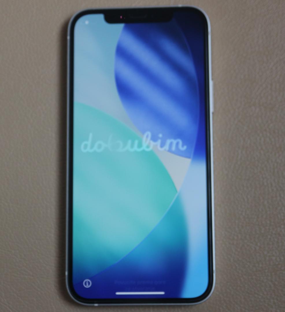 iphone12、64GB、白、SIMフリー、手帳型カバー、液晶保護フイルム付き