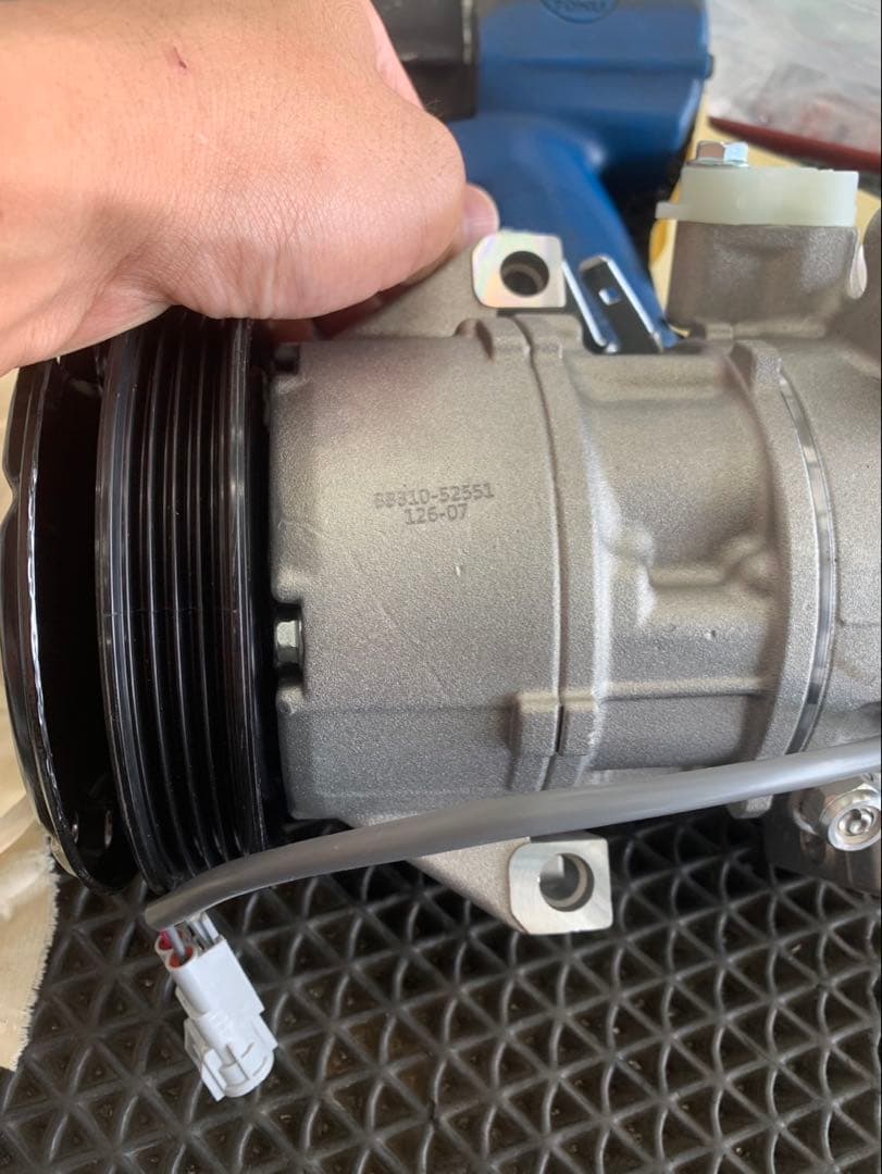 トヨタ カローラルミオン NZE151N エアコンコンプレッサー