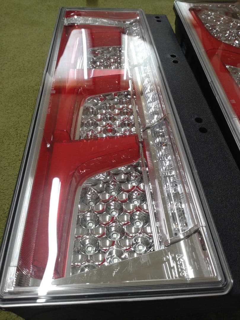 小糸 ３連LEDテールランプ 赤/クリア