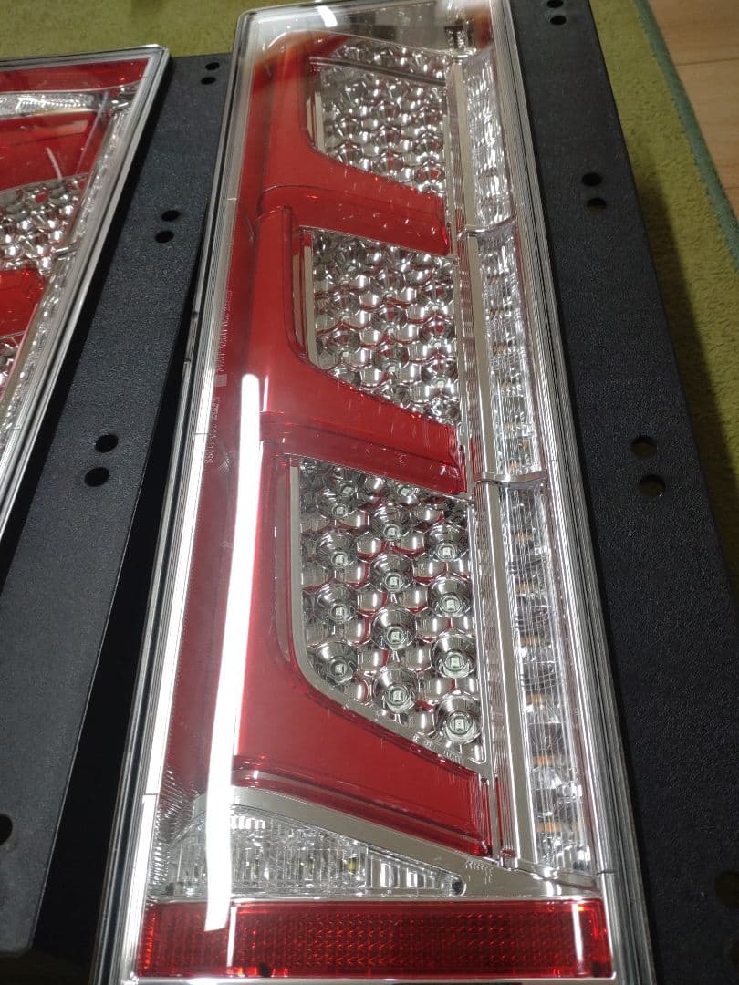 小糸 ３連LEDテールランプ 赤/クリア