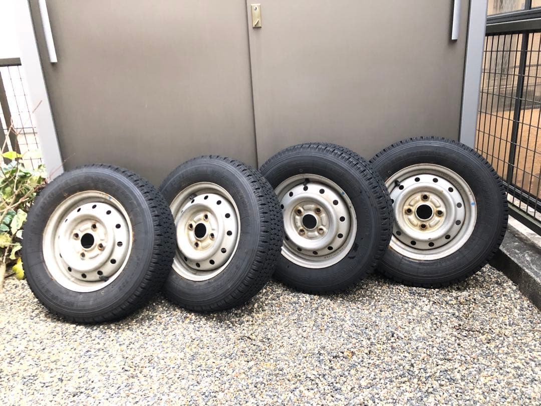 スタッドレスタイヤ４本セットホイル付145/80R12✖️4J 80/78 LT