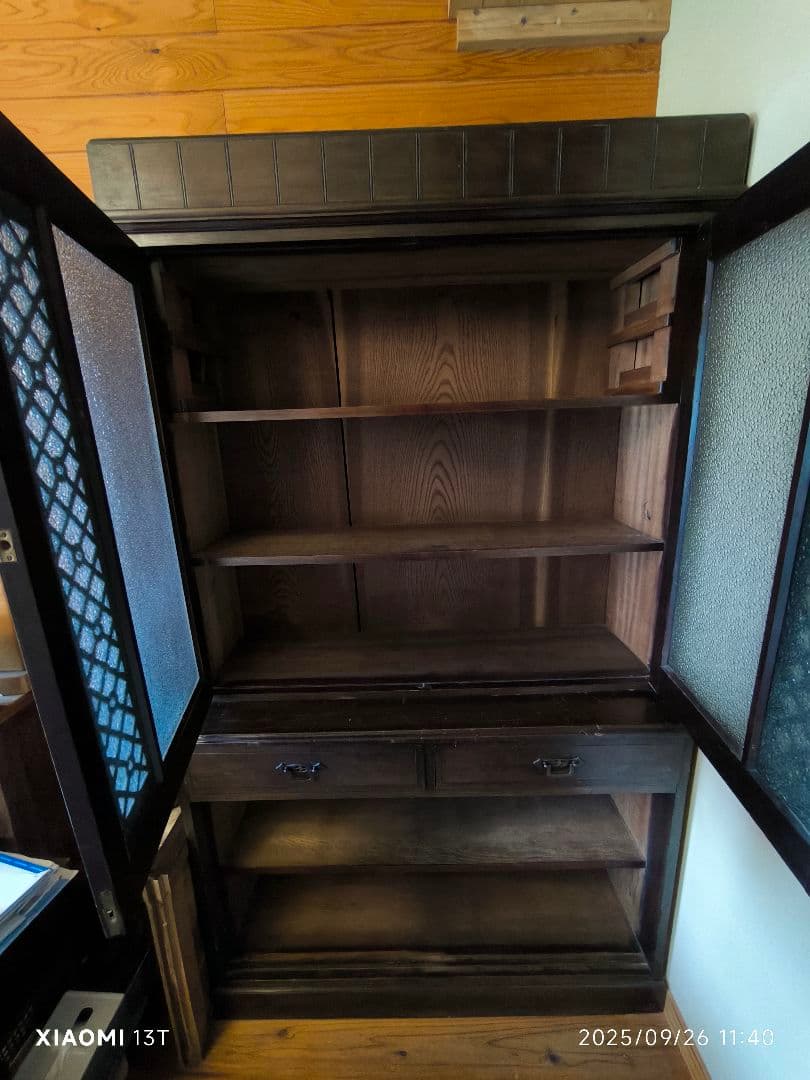 木製キャビネット　ガラス扉　無垢材　北海道民藝　箪笥　本棚　ダークブラウン　収納