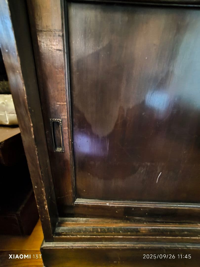 木製キャビネット　ガラス扉　無垢材　北海道民藝　箪笥　本棚　ダークブラウン　収納