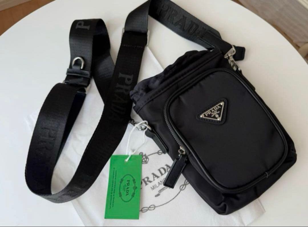 PRADA ノベルティ スマホショルダーバッグ ブラック