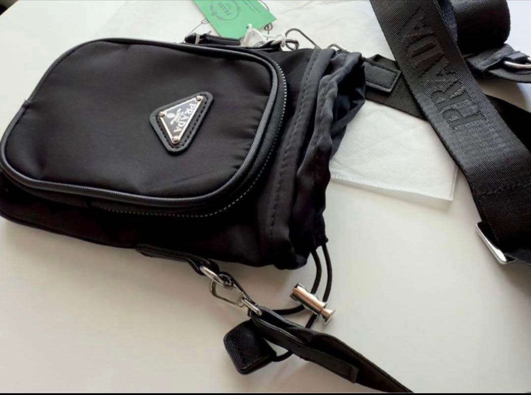 PRADA ノベルティ スマホショルダーバッグ ブラック