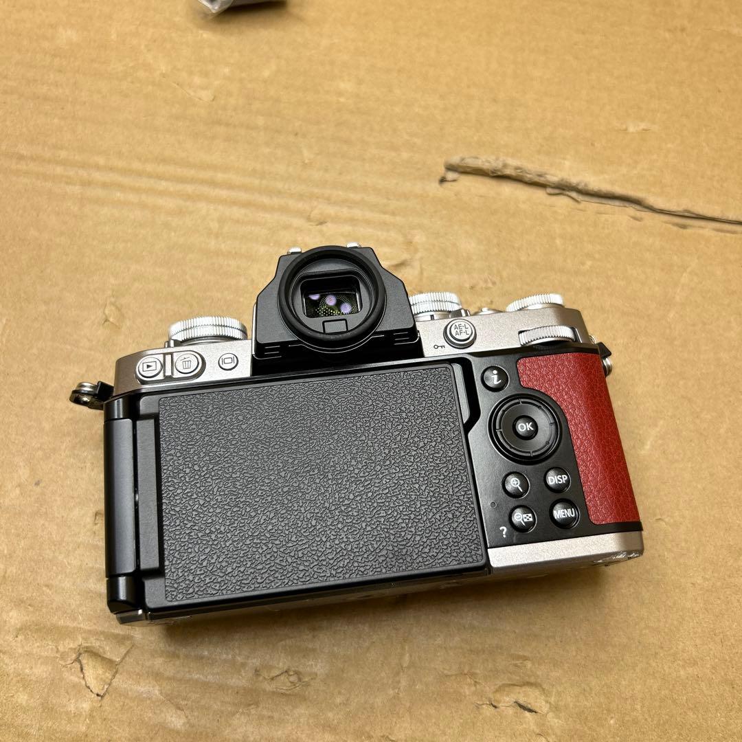 Nikon ミラーレス一眼カメラ Z fc ボディ Zfc レッド