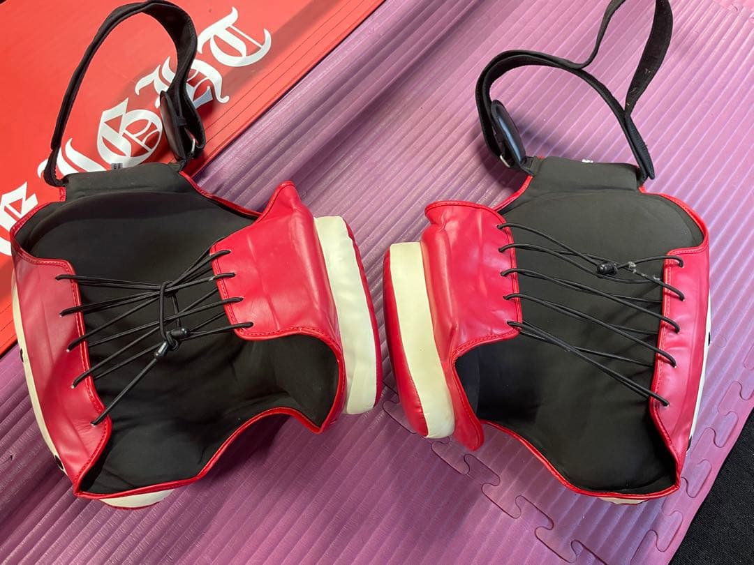 ミット　太もも　キックボクシング　格闘技