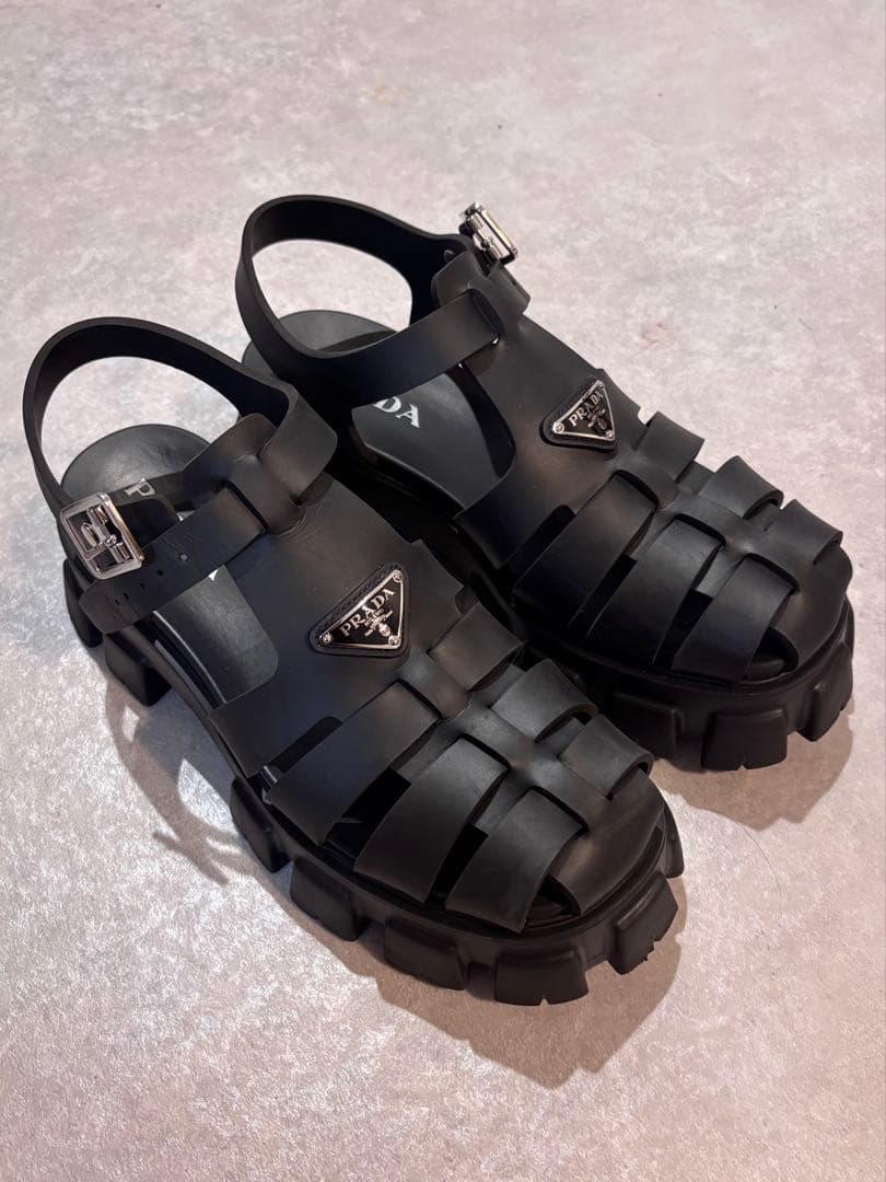 PRADA モノリス ラバーサンダル ブラック 28