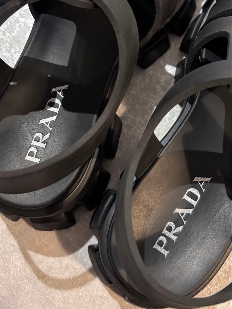 PRADA モノリス ラバーサンダル ブラック 28