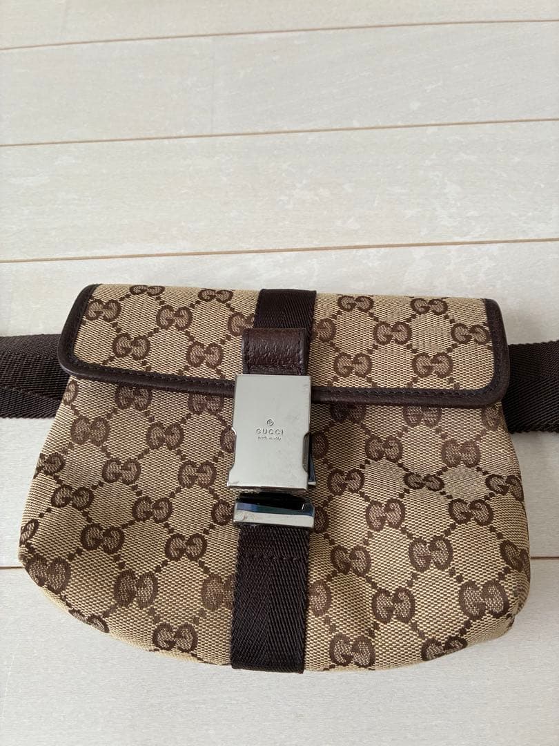 GUCCI GGモノグラム ボディバッグ