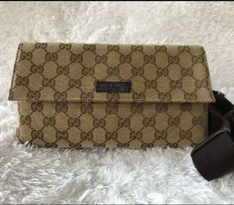 GUCCI ウエストポーチ ボディバッグ 斜め掛け GG柄