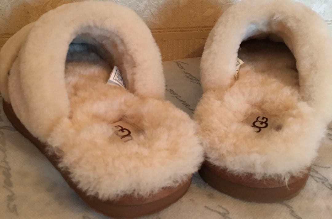 US限定！UGGアグ　スライドサンダル　シープスキン　メタルロゴ　新品